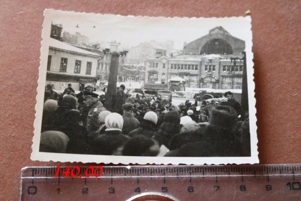 altes Foto - erhängter Partisan ??? Stadt ?? großes Gebäude - Russland ?